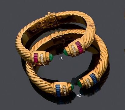 Open-worked rigid bracelet in engraved 750...