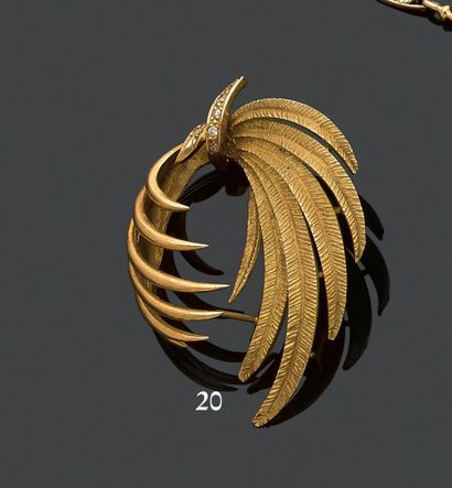 750 thousandths yellow gold brooch with feather...
