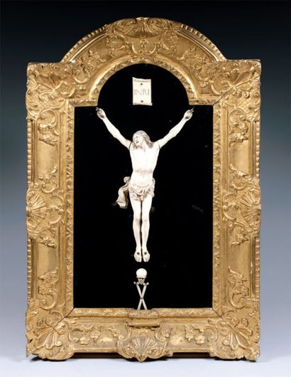 null CHRIST EN CROIX avec un mémento mori en ivoire sculpté. Cadre en bois sculpté...