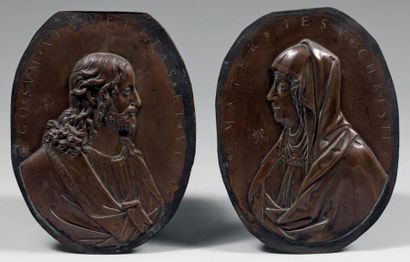 null Deux médaillons ovales en bronze patiné ornés du profil du Christ et du profil...