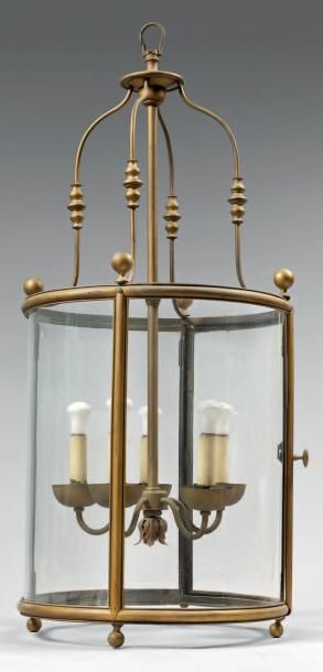null Grande lanterne cylindrique à monture cage en métal doré. Bouquet de cinq lumières....