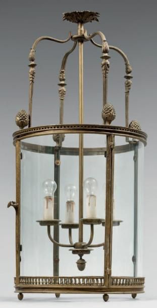 null Grande lanterne cylindrique à monture cage en métal doré ornée de pommes de...