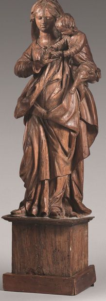 null Statue en bois décapé sculpté d'une Vierge à l'Enfant tenant un cœur enflammé...