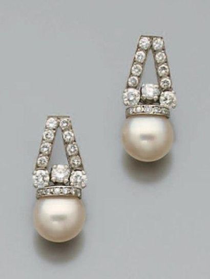 null Paire de pendants d'oreilles articulés en or gris, chacun orné d'une perle de...