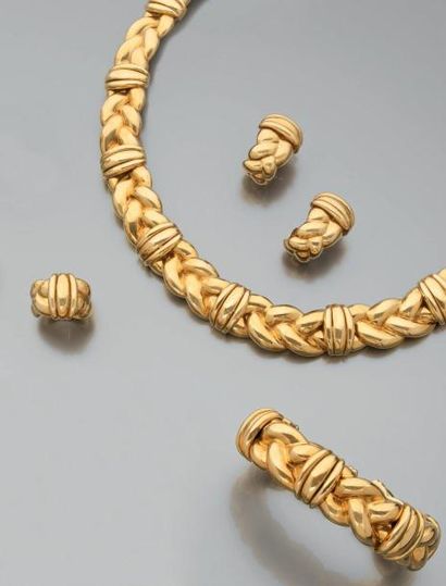 null Parure en or jaune articulé, à décor tressé comprenant: collier, bracelet (l'intérieur...