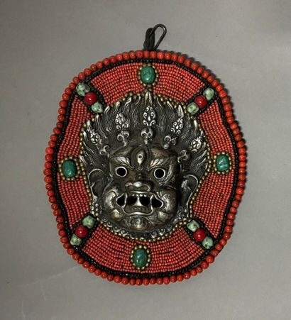 null TIBET, 20th century.
Mask of a divinity in silver-plated bronze, pearls and...