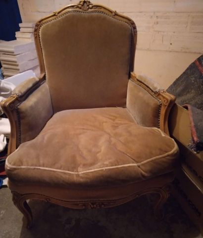 null Louis XV style shepherd's chair in molded and carved natural wood.
96 x 72 x...