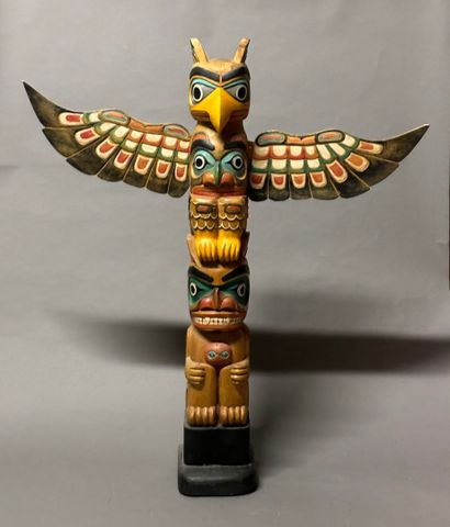 null TOTEM zoomorphic carved wood painted polychrome.
Modern work.
Height : 104 cm...
