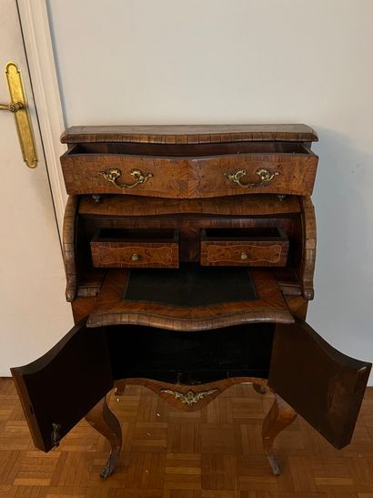 null SMALL JUMPING COMMODE in burr wood, opening with two leaves and drawers in the...