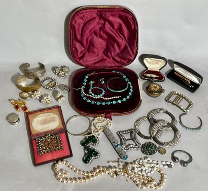null REUNION of costume jewelry in silver, gold and silver-plated metal, including...
