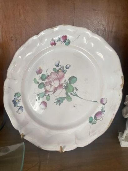 null STRASBOURG
Two earthenware plates decorated with a rose. 
18th century.
Diameter:...