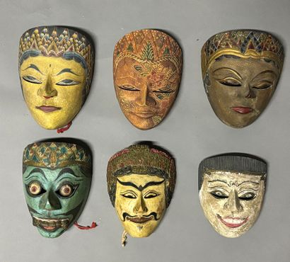 null SIX MASKS
in carved, openwork and painted wood.
Various sizes.
