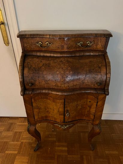 null SMALL JUMPING COMMODE in burr wood, opening with two leaves and drawers in the...