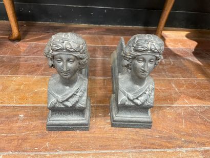 null PAIR OF metal CHENETS decorated with bacchante busts.
Height: 19.5 cm - Length:...