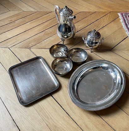 null CHRISTOFLE
Silver-plated set including : 
- 1 cake stand
- 1 oval platter
-...