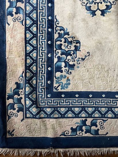 null LARGE Chinese blue-white wool carpet.
(Stains, accidents)