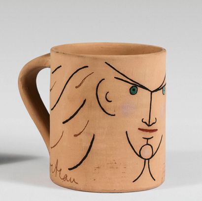  Jean COCTEAU (1889-1963)
Le chevalier, 1959
Beer mug in red clay, brown and pink... Gazette Drouot