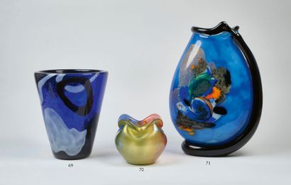  MULLER Frères pour PRIMAVERA
Vase tronconique en verre épais bleu et blanc à inclusions.... Gazette Drouot