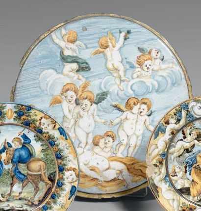 ITALIE DU SUD (Castelli ou Naples) Plaque ronde, décor polychrome d'angelots dans...