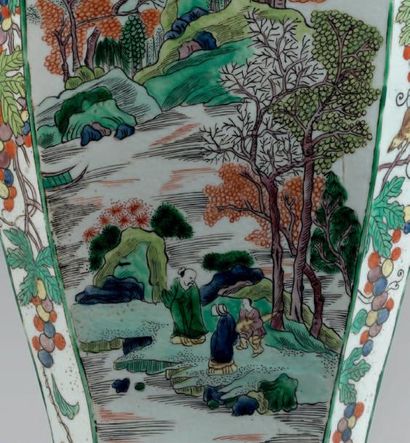 CHINE Paire d'importants vases balustres de forme carrée en porcelaine décorée en...