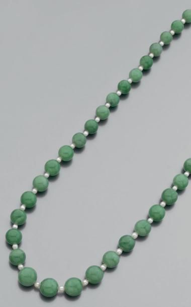 null COLLIER de petites perles de jade jadéite en chute alternées de petites perles...