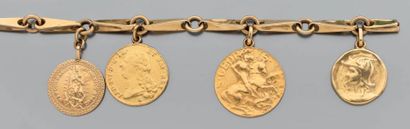 null BRACELET articulé en or jaune supportant quatre pièces ou médailles diverses,...