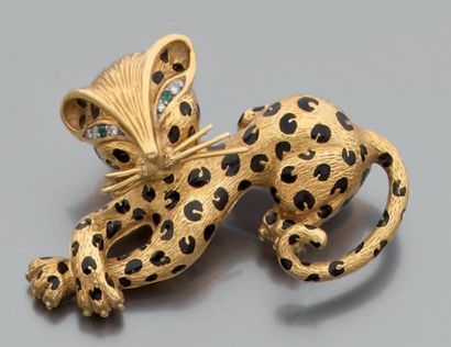 null BROCHE en or jaune figurant un léopard, partiellement émaillée noir, les yeux...