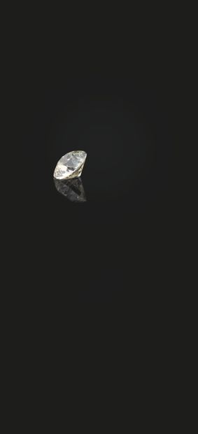  PENDENTIF articulé en platine, serti d'un diamant de taille ancienne, légèrement...