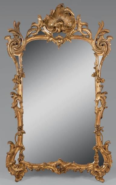 Grand miroir dans un encadrement ajouré à...