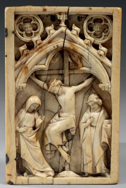 null Feuillet de diptyque en ivoire sculpté en bas-relief d'un Christ au très long...