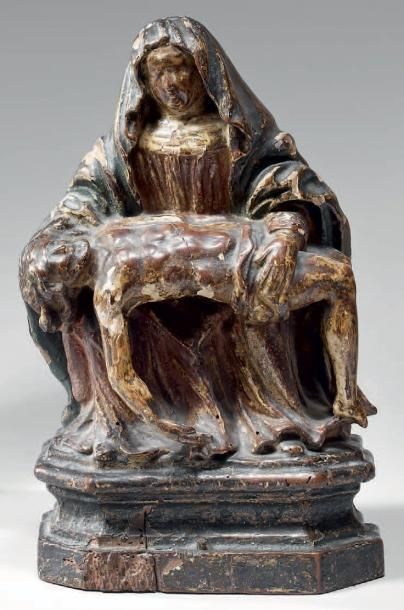 null Petite piéta en bois sculpté polychrome. Socle mouluré. Fin du XVIe siècle....