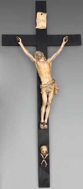 null Grand crucifix en ivoire sculpté, le périzonium noué, avec titulus et memento...