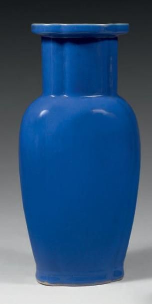 XXe siècle VASE de forme polylobée en porcelaine émaillée bleu. Au revers de la base,...