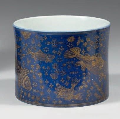 XXe siècle PORTE-PINCEAUX "bitong" en porcelaine émaillée bleu poudré et émail or...