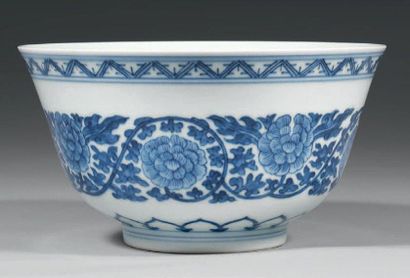 XXe siècle BOL en porcelaine décorée en bleu sous couverte d'une frise de pivoines...