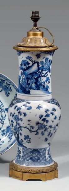 Époque KANGXI (1662-1722) VASE de forme yanyan en porcelaine décorée en bleu sous...
