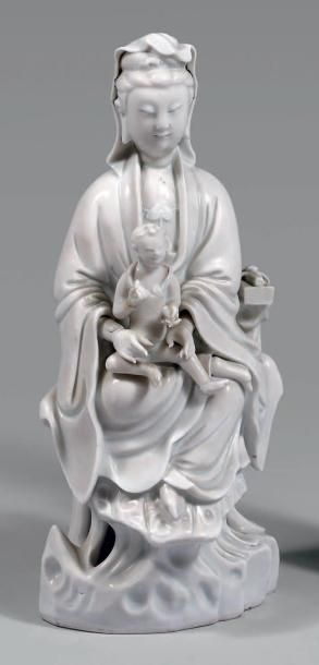 Époque KANGXI (1662-1722) STATUETTE de la Vierge en porcelaine émaillée blanc de...