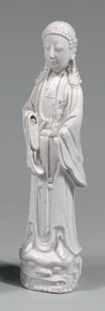 Époque KANGXI (1662-1722) STATUETTE de Guanyin en porcelaine émaillée blanc de Chine,...