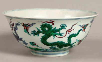 Époque KANGXI (1662-1722) BOL en porcelaine décorée en bleu sous couverte et émaux...