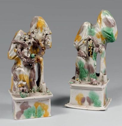 Époque KANGXI (1662-1722) DEUX PORTES-BAGUETTES D'ENCENS en porcelaine décorée en...