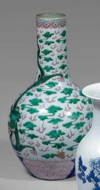 XIXe siècle VASE de forme bouteille en porcelaine décorée en émaux verts et roses...