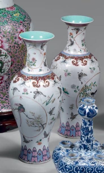 XIXe siècle PAIRE DE VASES balustres à bord évasé en porcelaine décorée en émaux...