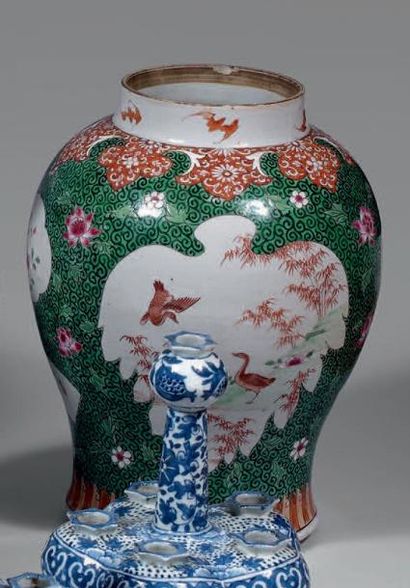 XIXe siècle POTICHE en porcelaine décorée en émaux polychromes dans le style de la...