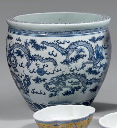 XIXe siècle GRANDE VASQUE À POISSONS en porcelaine décorée en bleu sous couverte...