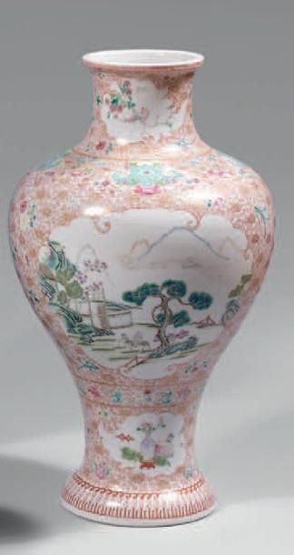 XIXe siècle VASE de forme meiping en porcelaine décorée en émaux polychromes de lettrés...