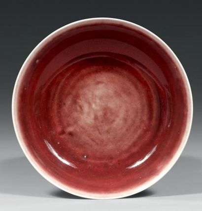 XIXe siècle COUPE de forme ronde en porcelaine émaillée rouge. Au revers de la base...
