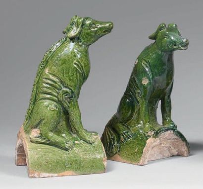 XIXe siècle PAIRE D'ORNEMENTS de faîtage en grès émaillé vert en forme de chien assis....