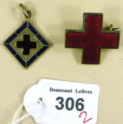 null Croix-Rouge, lot de deux: une médaille en vermeil et émail translucide plique-à-jour...