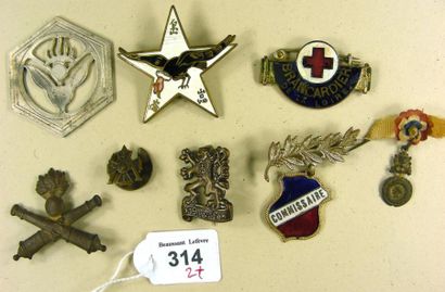 null Lot de deux insignes militaires: Légion Étrangère, insigne de fabrication locale...