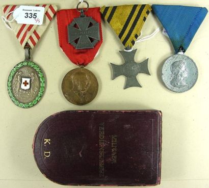 AUTRICHE-HONGRIE Lot de cinq médailles: médaille d'honneur de la Croix-Rouge 1914...